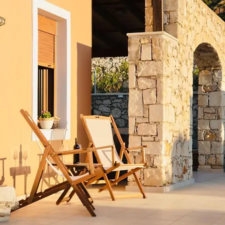 Kiki's Seaview Villa *